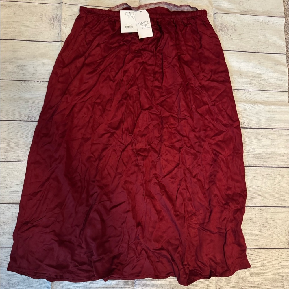 Women's NWT Time and Tru Red Satin Skirt